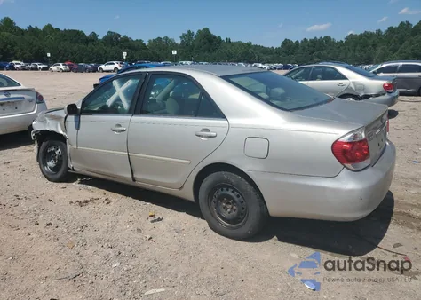 2005 Toyota Camry Le z USA, uszkodzony, nr VIN 4T1BE32K35U015355
